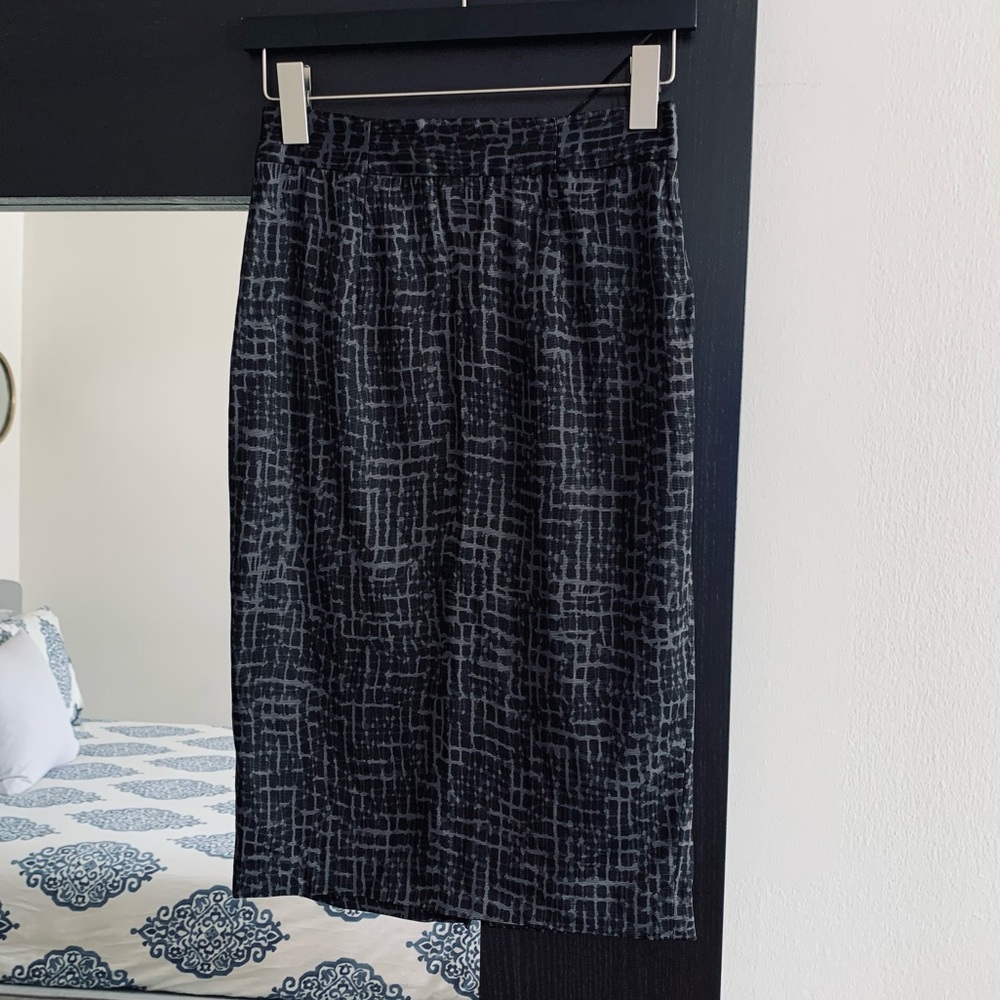 LOFT pencil skirt (falls below the knee) - size 0